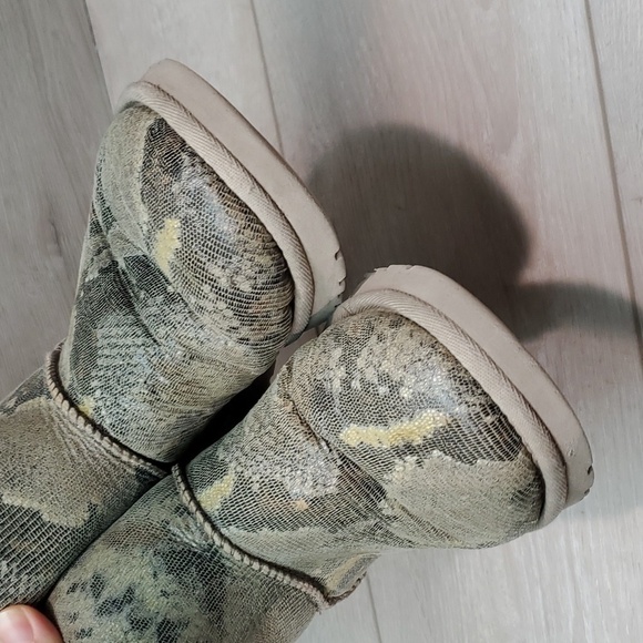 Ugg Australia Women Bailey Bow Short Snake Sheepskin Boots shoes sz 6 - Picture 4 of 12